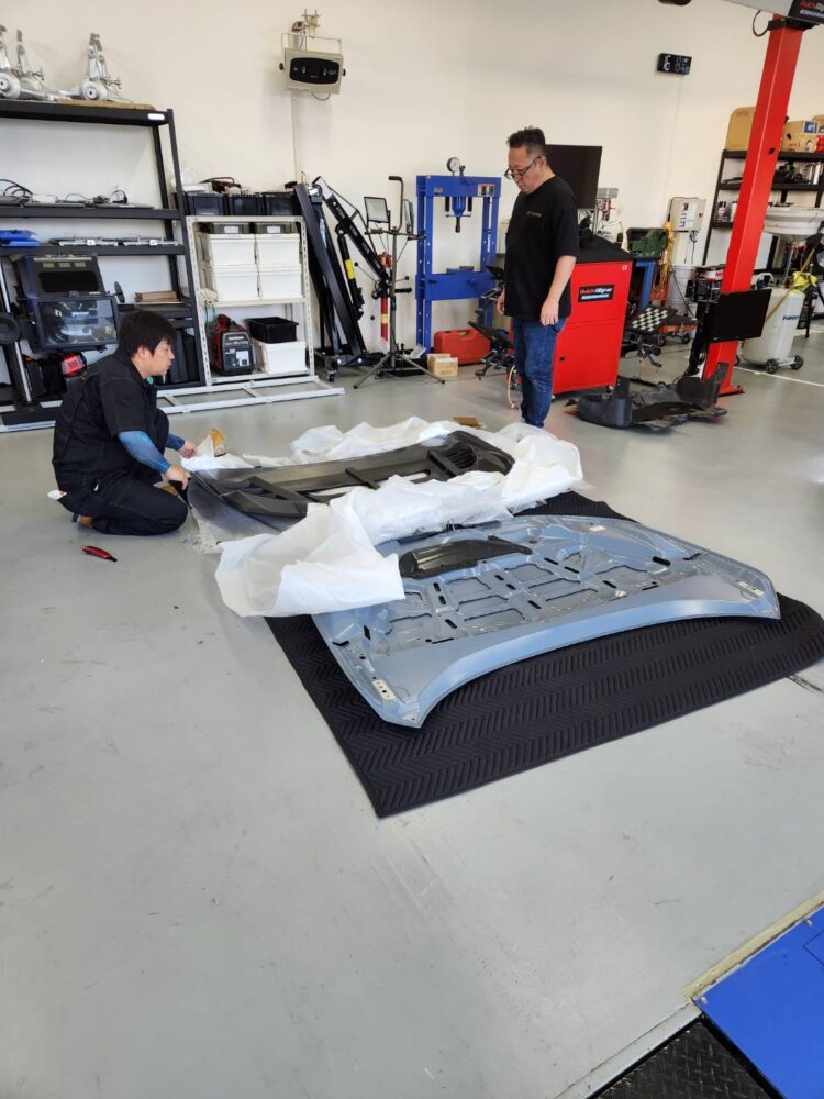 J’s Racing製ドライカーボンボンネットを開封して確認する様子