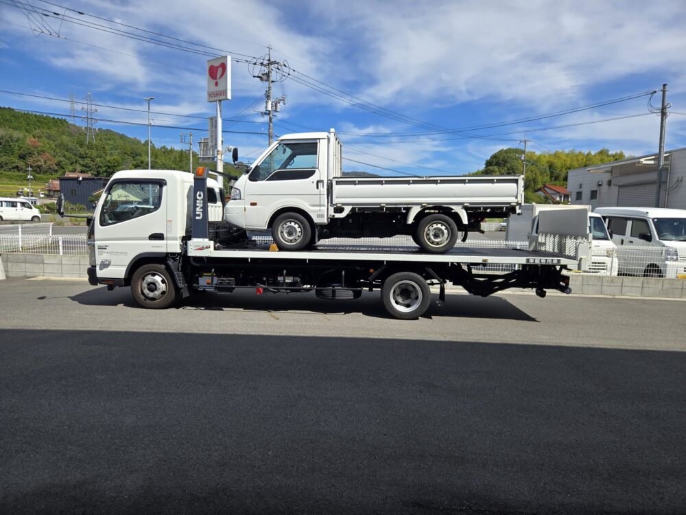 積載車に載せたオークション出品予定の買取トラック