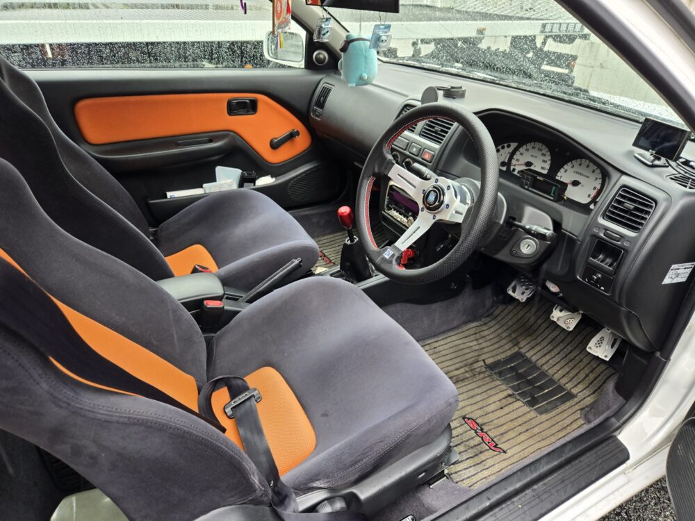 パルサー VZ-R・N1の運転席とオレンジ色の内装