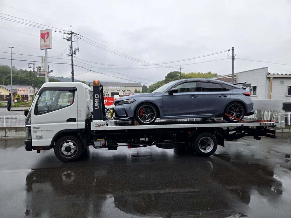 積載車で板金工場へ運ぶFL5シビックタイプR