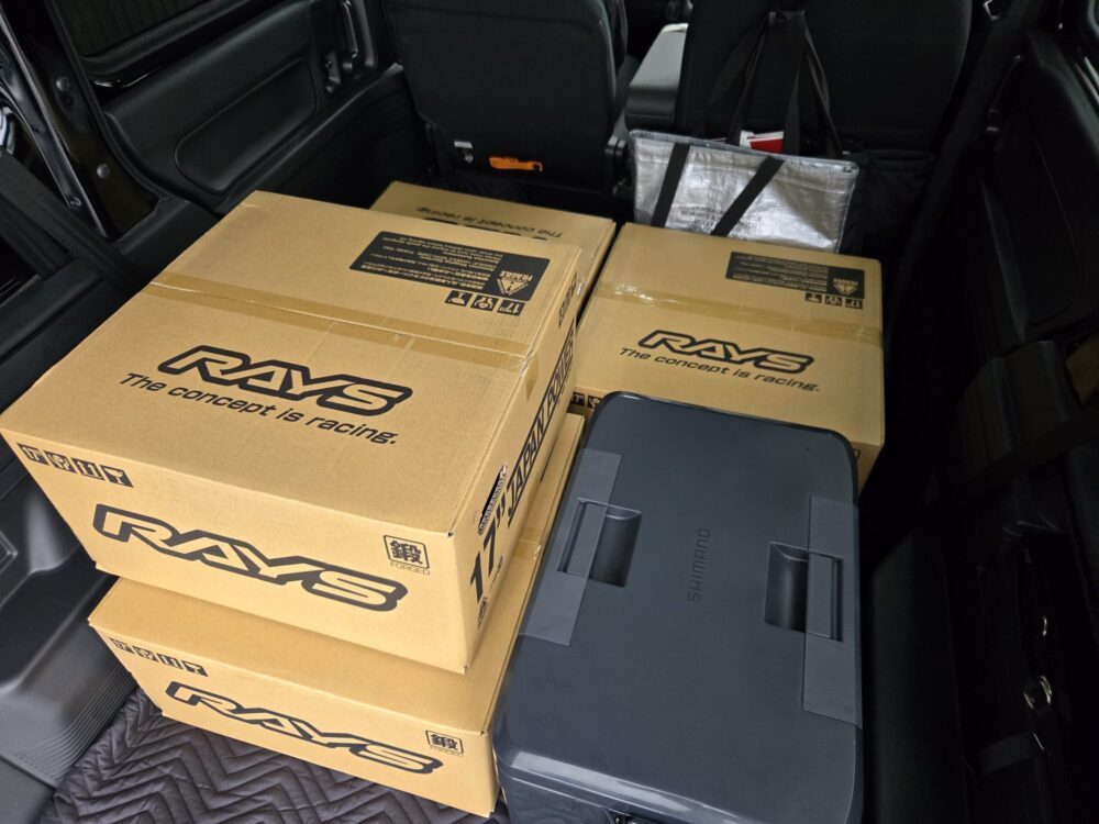 配達前のRAYS TE37のホイールが入った箱