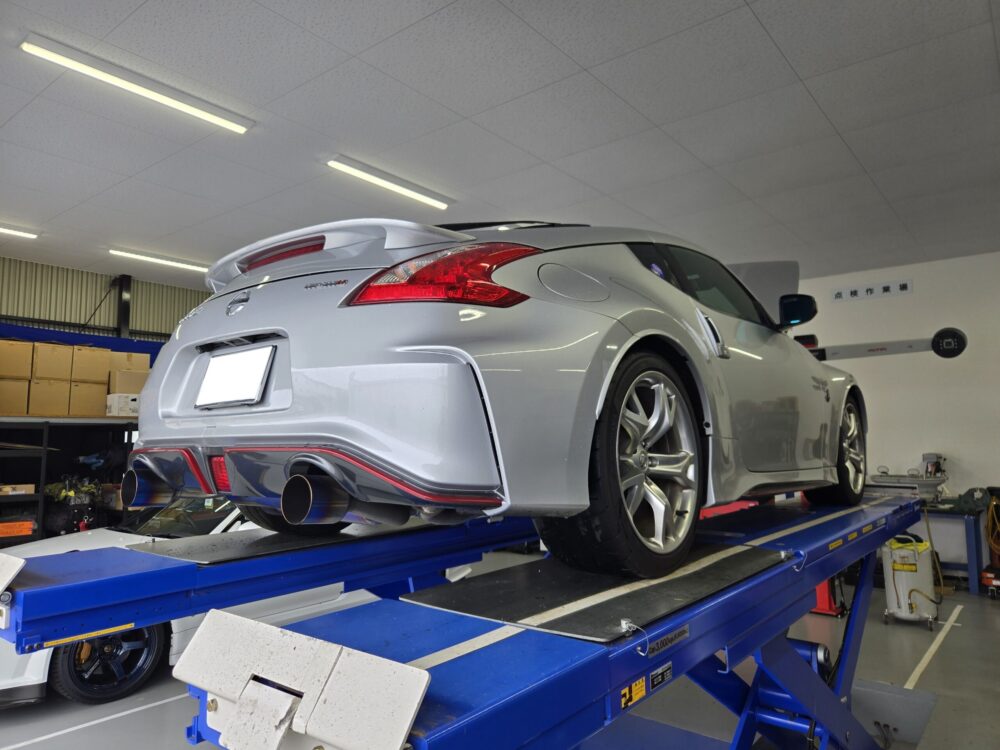 リフト上でエンジンオイル交換中のZ34フェアレディZ