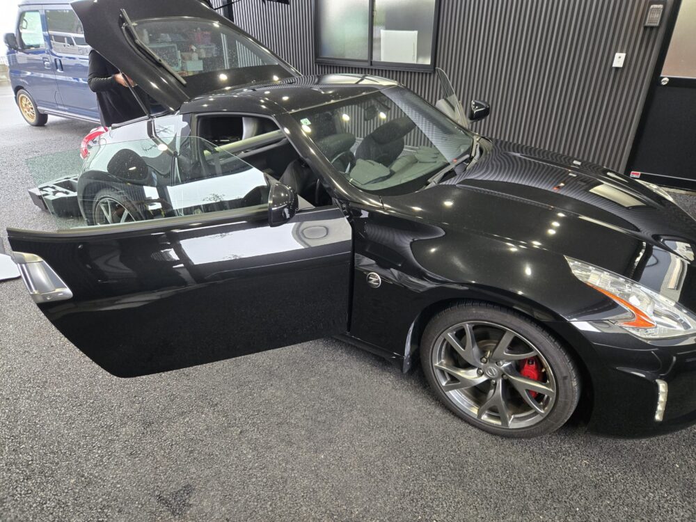 車検後の室内清掃中でリアハッチを開けたZ34フェアレディZ
