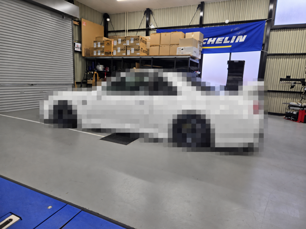 工場内に入庫した点検車両。車体は画像加工済み