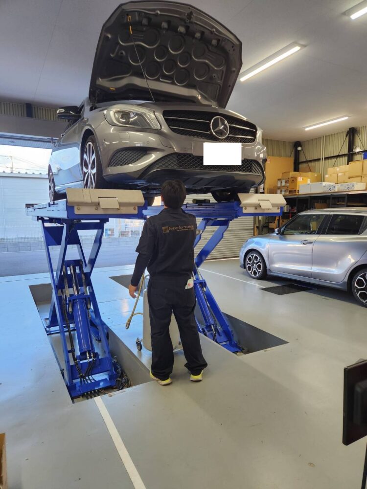 リフトに上げたメルセデス・ベンツの車検整備