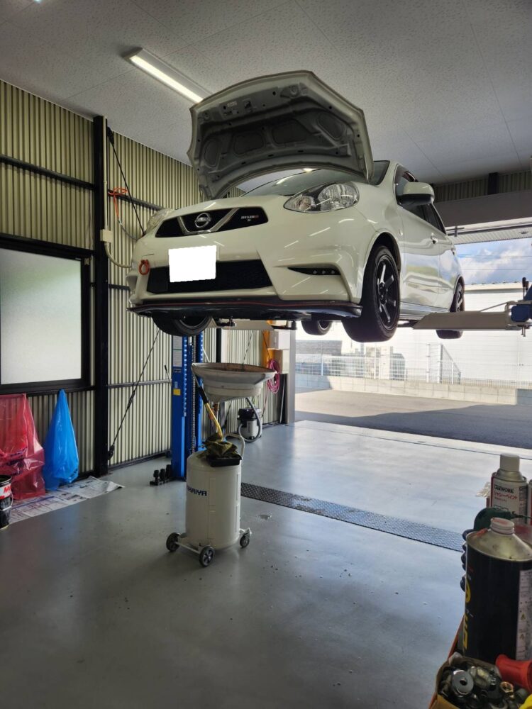 点検とエンジンオイル交換で入庫した白いマーチNISMO S
