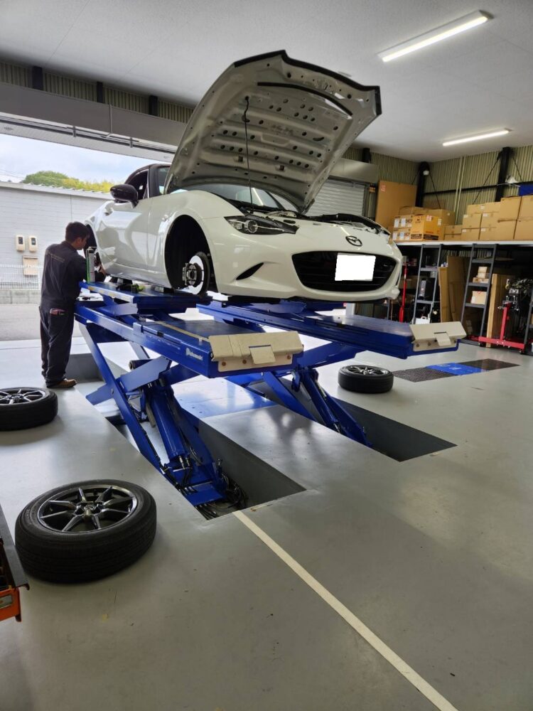 車検整備でリフトに上がった白いNDロードスター