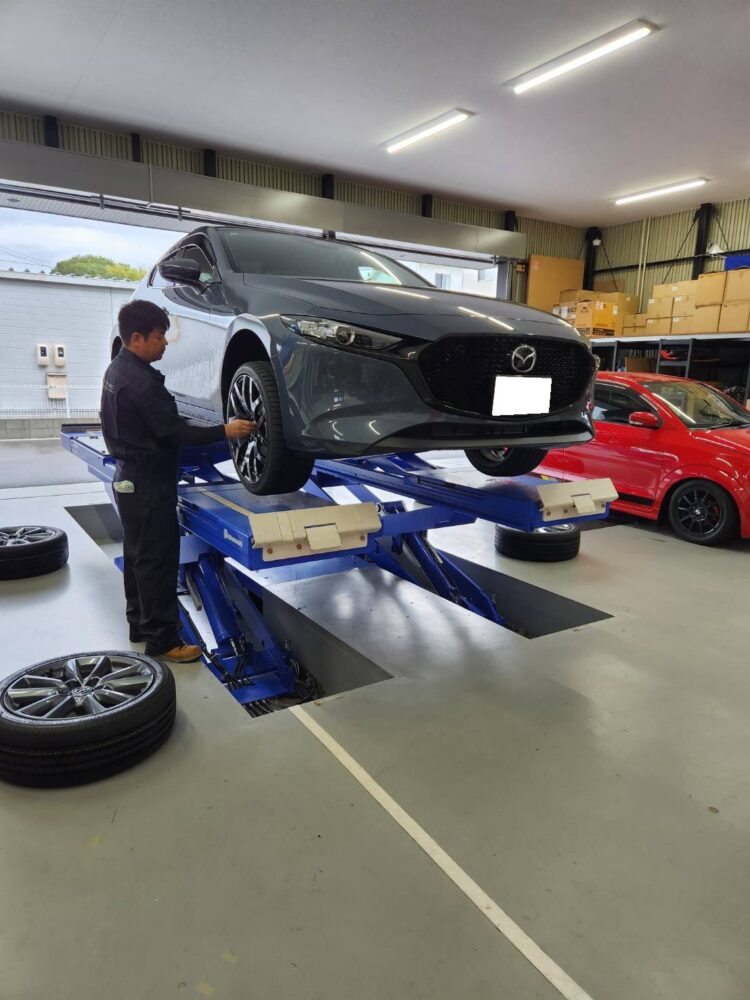 MAZDA3にRAYSの19インチ鍛造ホイールVMF S-01を取り付ける作業