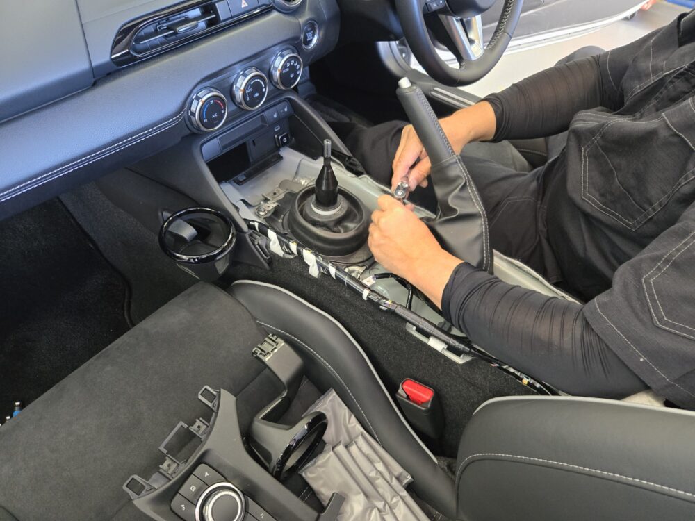 ロードスタージャンボリーに向けて整備するロードスターデモカー
