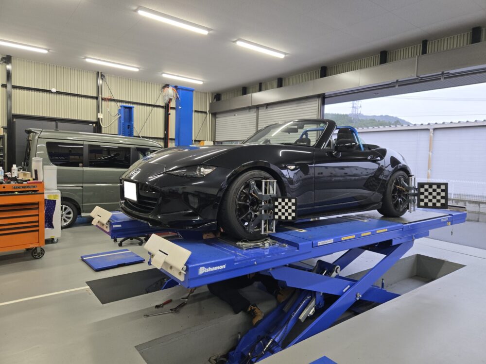 アライメント調整中の黒いNDロードスター