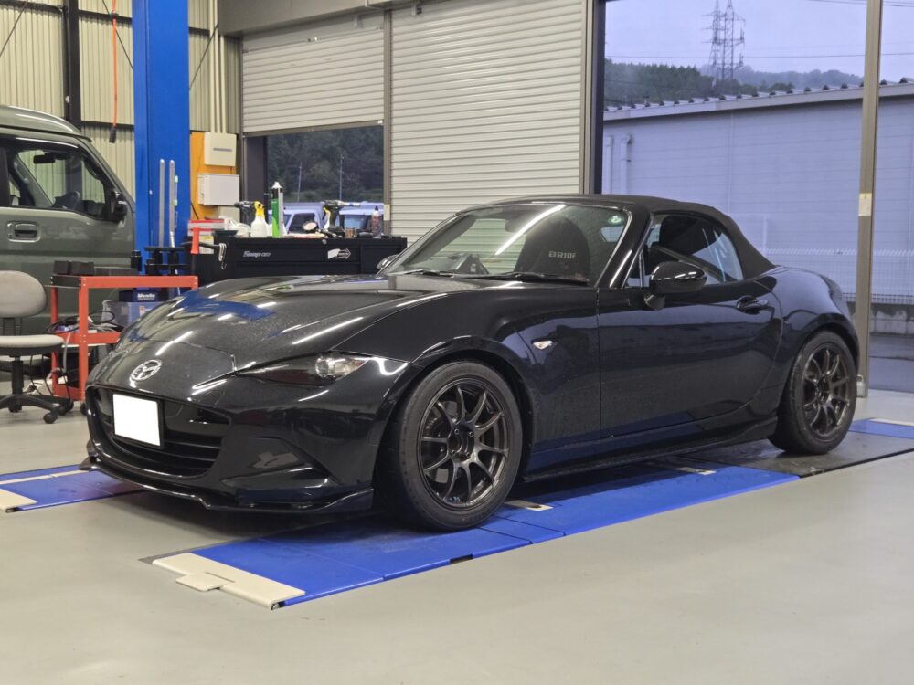 車高とアライメントの調整を終えた黒いNDロードスター