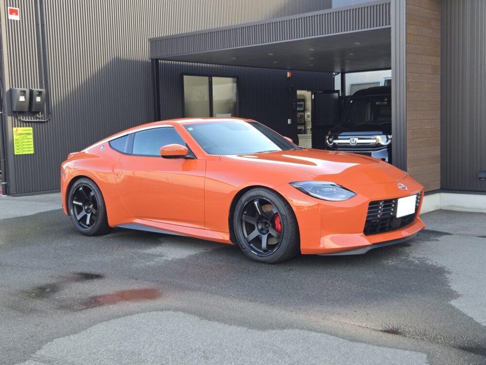 洗車を終えたオレンジ色のフェアレディーZ RZ34