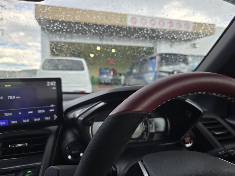 小雨の中、車検の検査ラインに並ぶS660の車内