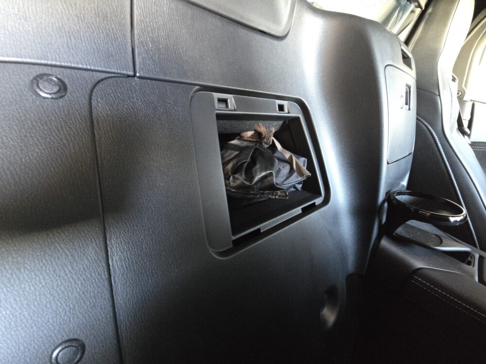 運転席後ろの小物入れに収納した車載工具とパンク修理キット