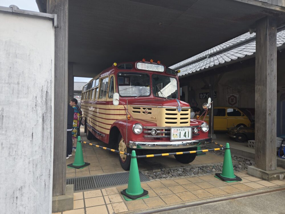 昭和の町で見学した赤とクリーム色のボンネットバス