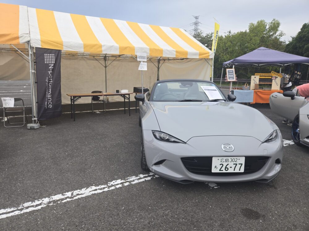 ロードスタージャンボリーのN-performance出店ブースとNDロードスターのデモカー