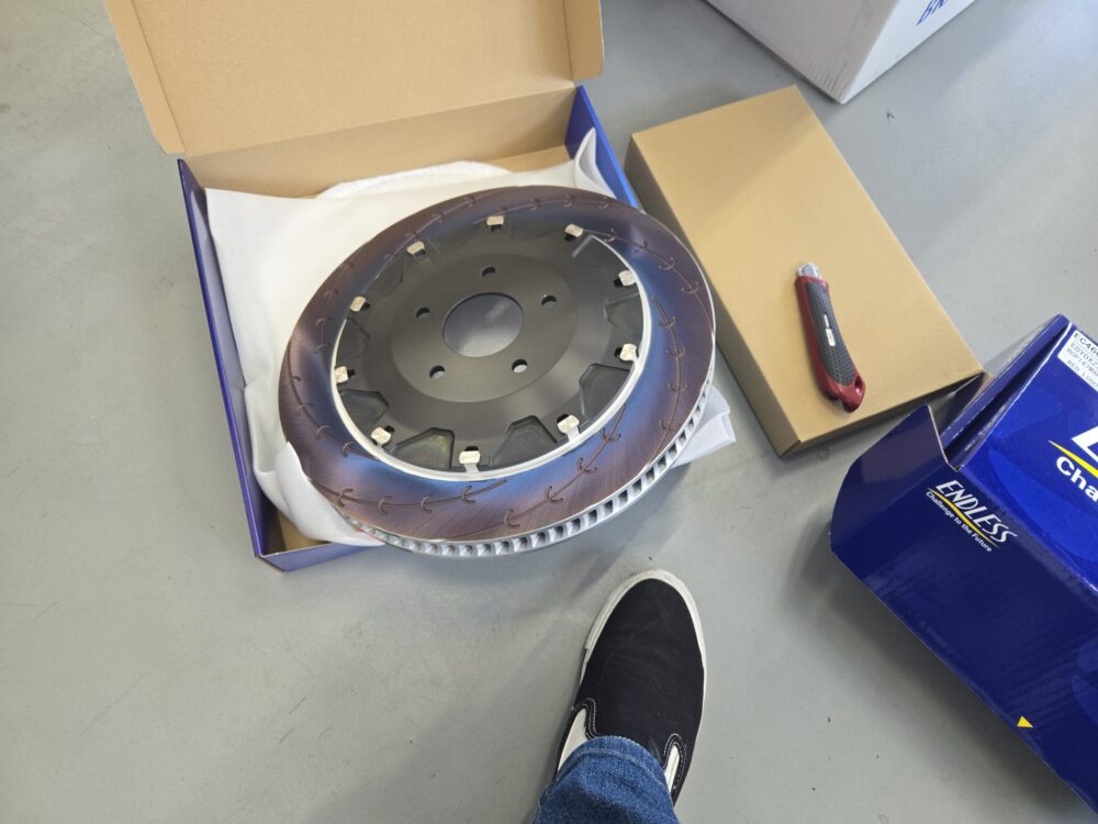 Z34用ENDLESSブレーキキットのEスリット入りローター