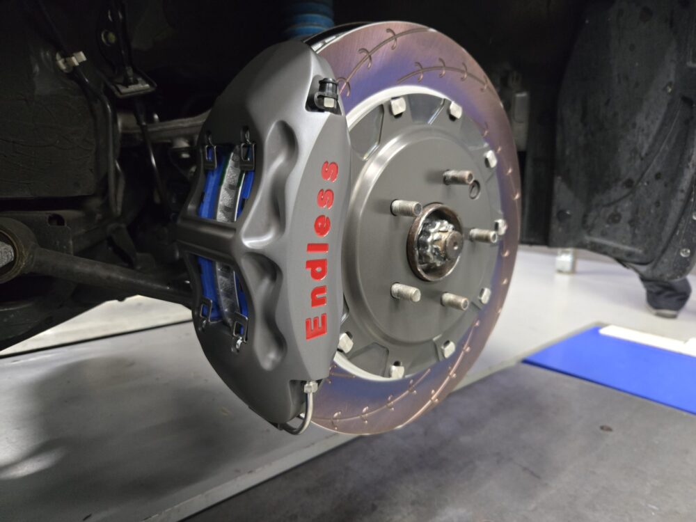 Z34リアに取り付けた旧ロゴ仕様のENDLESS RACING MONO4rとローター