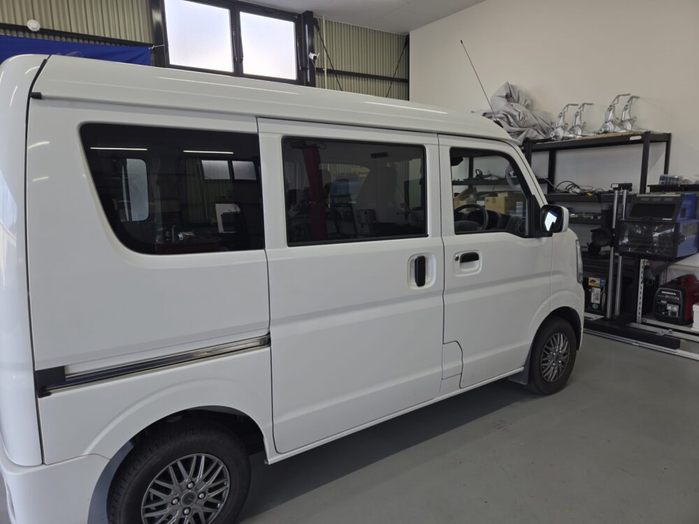 初回車検の作業中の日産クリッパー