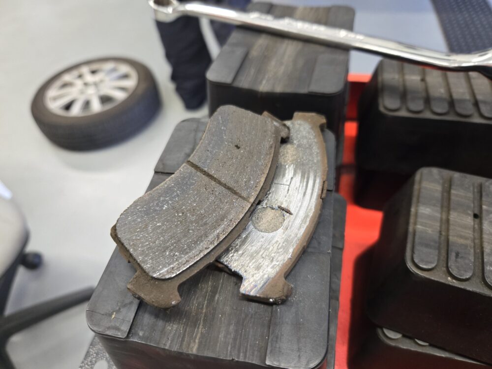 摩耗して残量がなくなったブレーキパッド