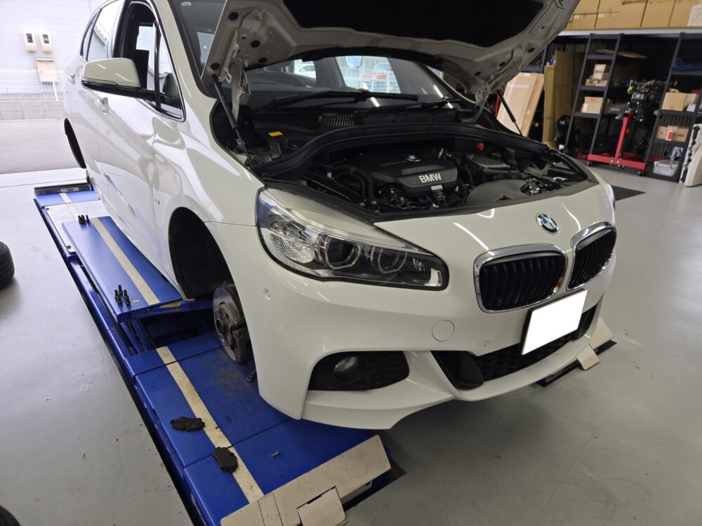 車検整備中のBMWのエンジンルーム