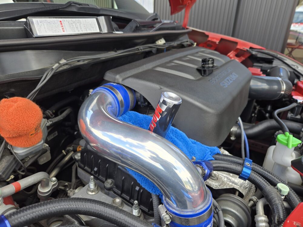 オイルと添加剤を投入したスイフトスポーツのエンジンルーム