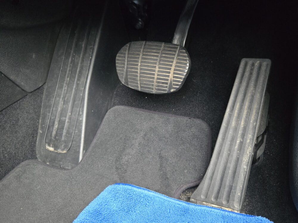 清掃前のBMWのアクセルペダルとブレーキペダル