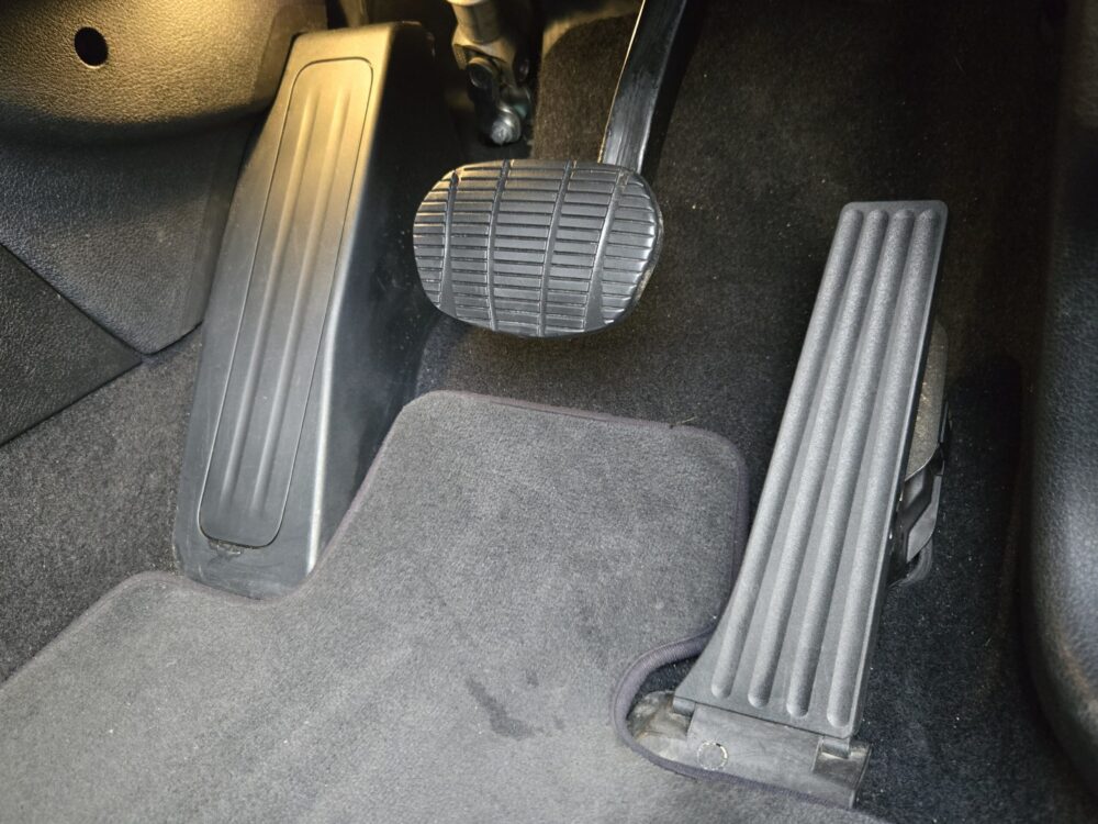ブラシで清掃したBMWのペダル