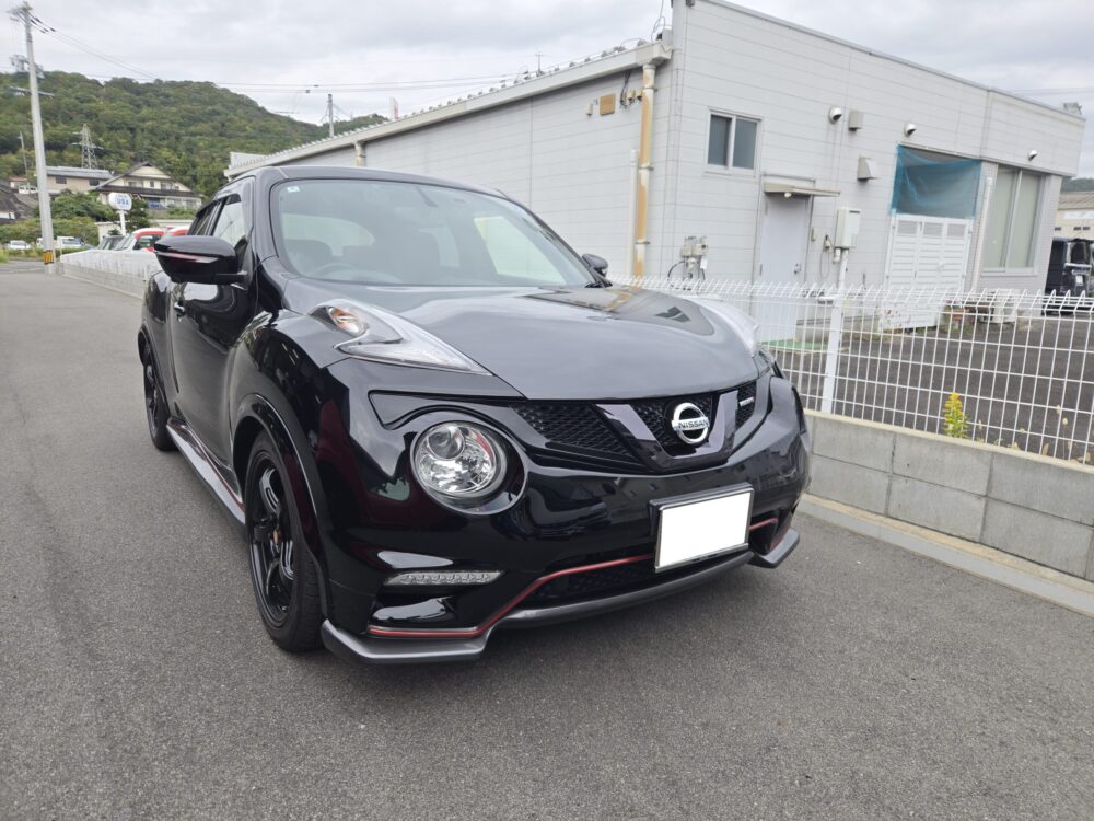 プロテクションフィルム施工を終えた黒いジュークNISMO