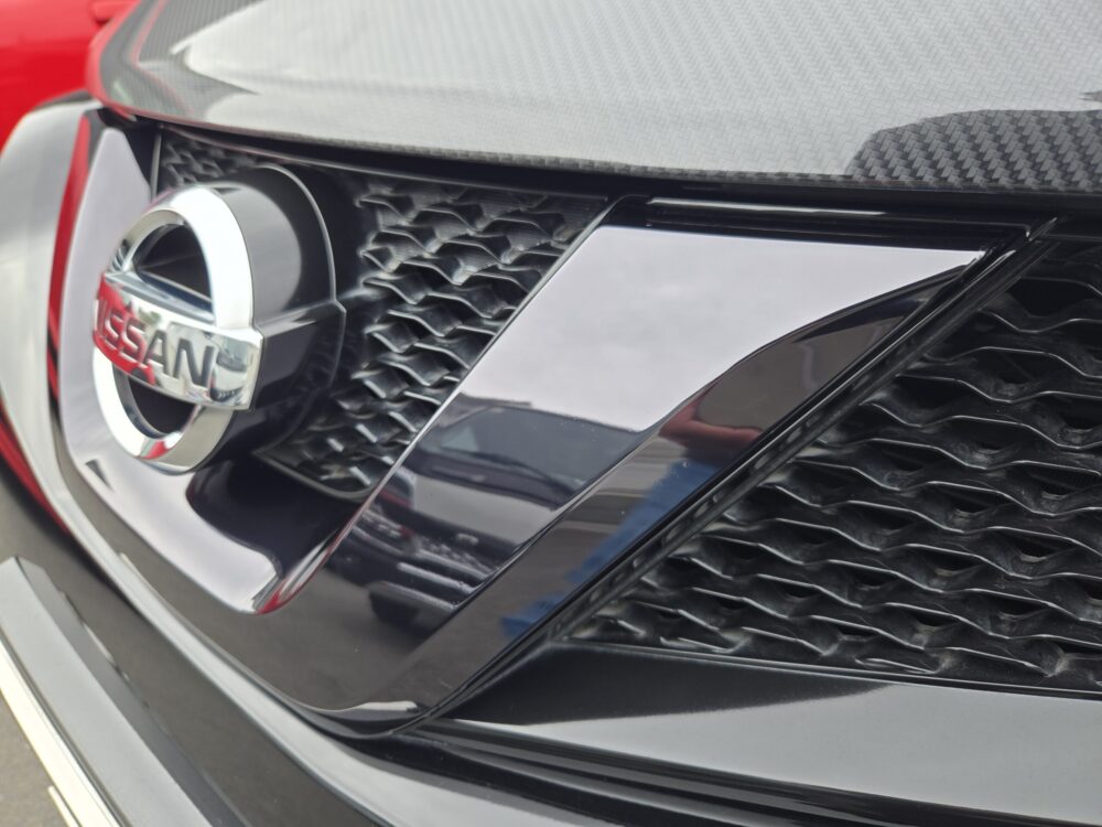 ジュークNISMOのスモークプロテクションを施工したグリルとカーボン調フィルムのボンネット