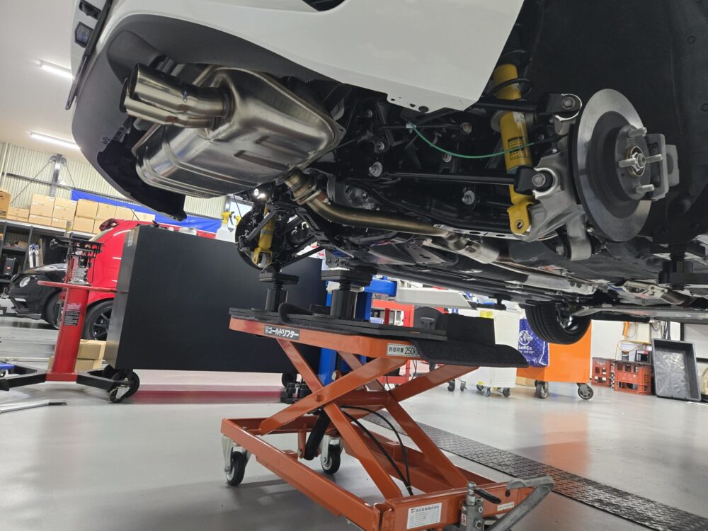 リアメンバーの位置調整作業中のNDロードスターの車体下部