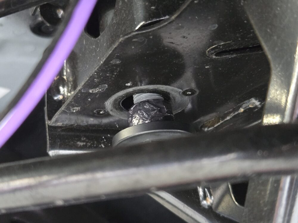グリースを塗ったロックナットをNDロードスターのリアメンバーに装着した状態