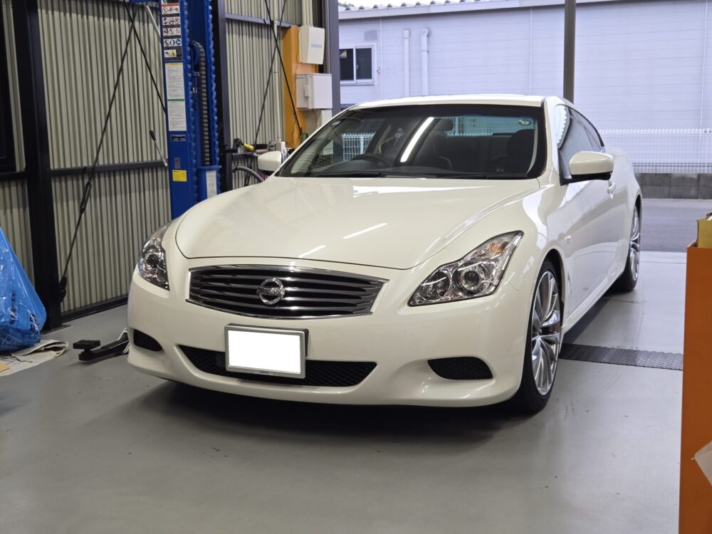 車検で入庫した走行距離3万キロの白いV36スカイラインクーペ